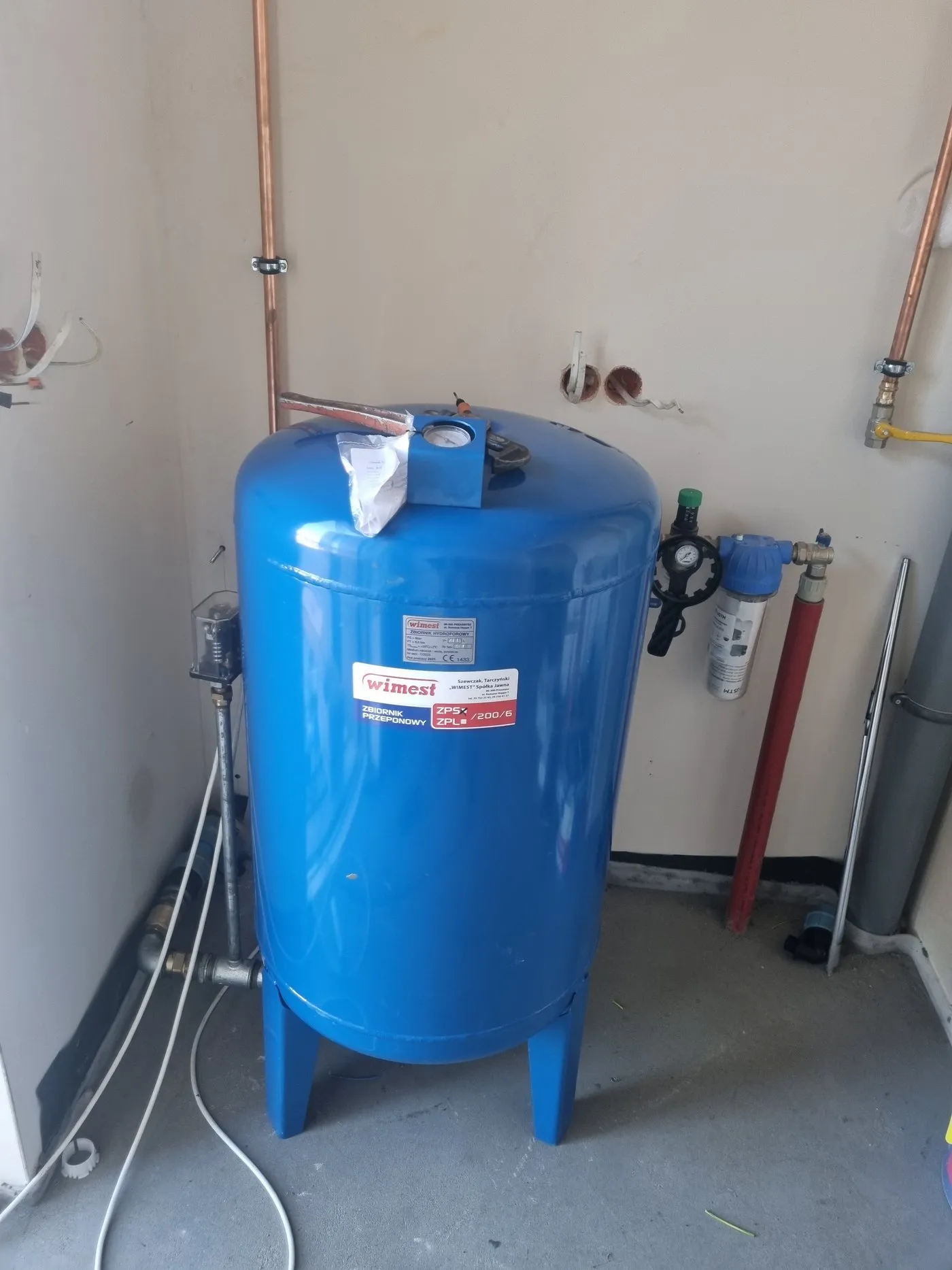 Zbiornik hydroforowy 200 l zamontowany przez Hydromark w pomieszczeniu technicznym